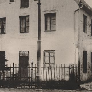 Primeira Casa Matriz, na Warendorferstrasse, ao lado de “Frönd”, na qual entraram, no dia 03.11.1842, quatro jovens e 20 órfãs de famílias pobres. Na guerra de 1939 a 1945, esta casa foi destruída.