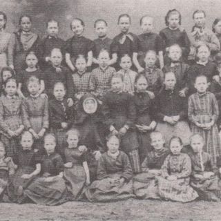 01.01.1856: Sr. Agnes und Sr. Ursula übernehmen das Waisenhaus in Bremen. Foto: Kinder mit Sr. Xaveria Vogt
