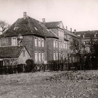 The fifth Motherhouse the „Friedrichsburg“– On 26.03.1888 Ferdinand Graf von Galen rented the Friedrichsburg in Münster to the Congregation. From 23.12.1892 to 02.07.1954 it was the General Motherhouse.