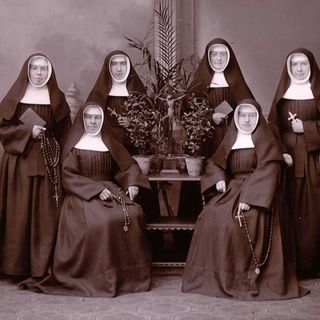 11.02.1895: Reise der ersten sechs Missionarinnen der Vorsehungsschwestern nach Brasilien. Foto: Sr. Rufina, Sr. Anna (sitzend), Sr. Paula, Sr. Albina, Sr. Albertina (sitzend), Sr. Oswalda.