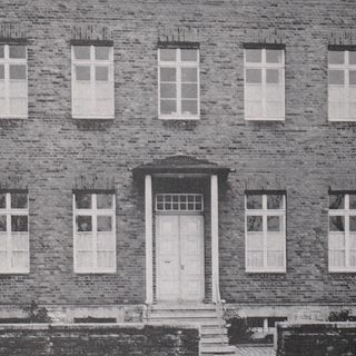 1854: Zweites Mutterhaus in St. Mauritz / Lindenweg; ab 1858 nur Waisenhaus, im Weltkrieg 1939 - 1945 zerstört, später wieder aufgebaut und erweitert zum Kinderheim St. Mauritz.