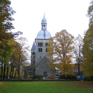 Igreja de S. Maurício, na qual EM foi batizado.