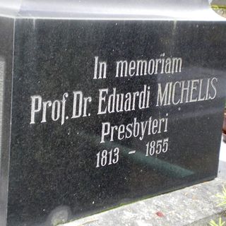 Junto à sepultura de Eduardo Michelis.