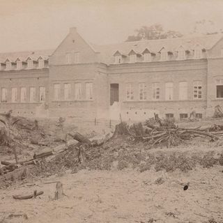 27 – 4 – 1895: Sr. Anna, Sr. Rufina dan Sr. Paula datang di Blumenau; mereka mendirikan Sekolah “Sagrada Família“